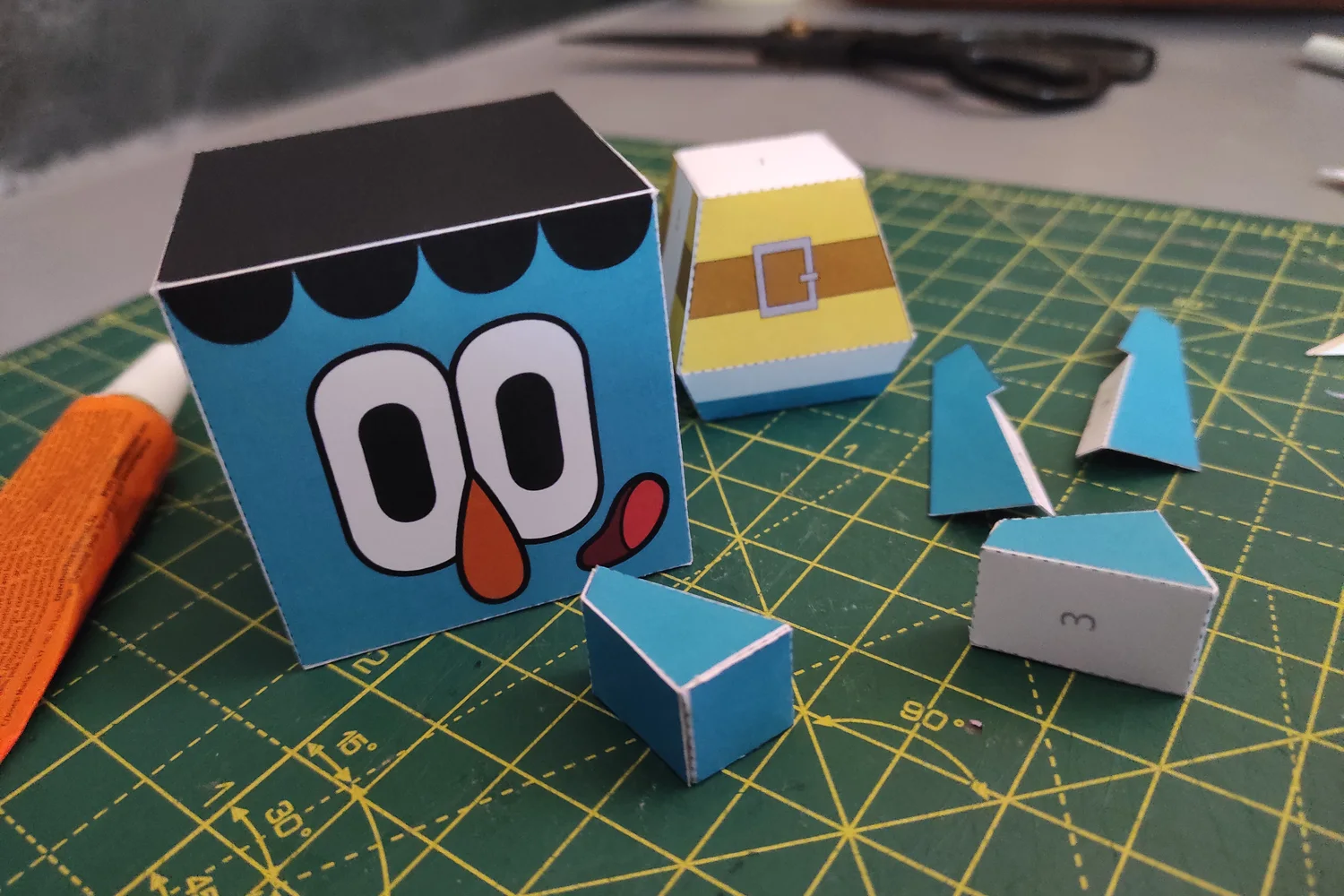 Paper toy armado sobre mesa de trabajo